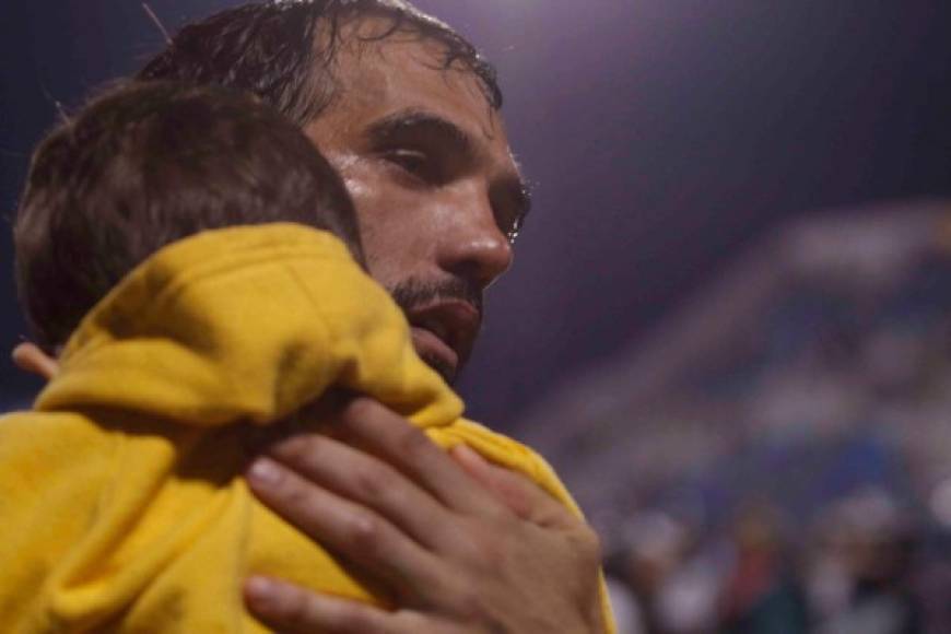 El goleador uruguayo del Real España, Nicolás Cardozo, también corrió a rescatar a los niños que sufrían los efectos de las bombas lacrimógenas.