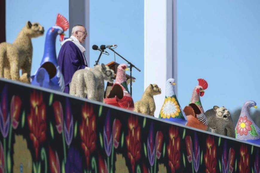 El colorido escenario desde donde el Papa se dirigió a una multitud de fieles indígenas.