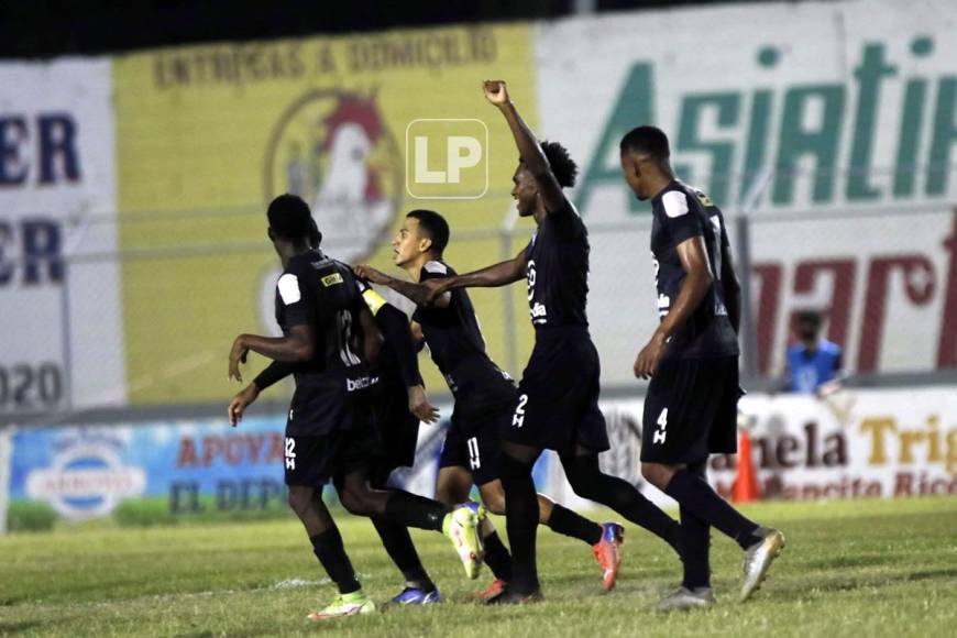 La celebración del gol de Selvin Guevara que significó el 2-0 del Honduras Progreso.