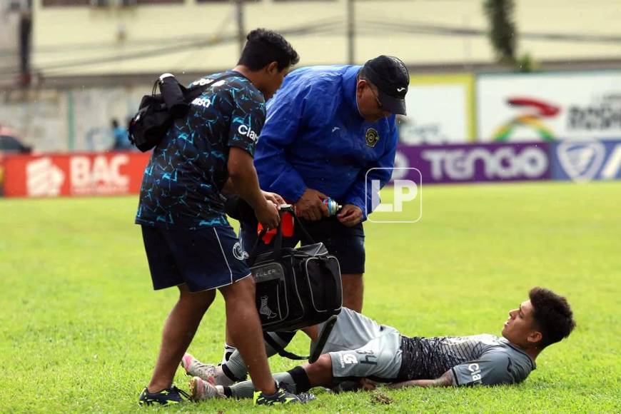 El argentino Fabricio Brener sufrió una lesión muscular y no pudo seguir en el partido, salió de cambio en el primer tiempo.