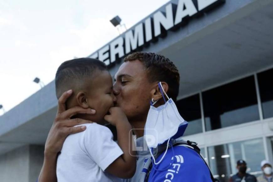 Kervin Arriaga estaba muy feliz por volver a ver a su hijo después de participar en el Preolímpico en México.