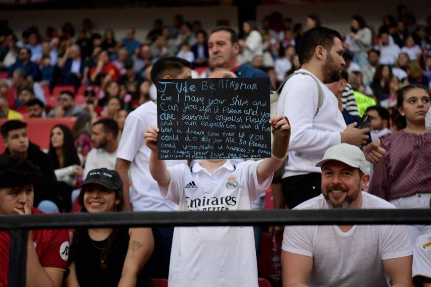 Un pequeño aficionado del Real Madrid llevó esta pancarta para pedirle la camiseta a Jude Bellingham.