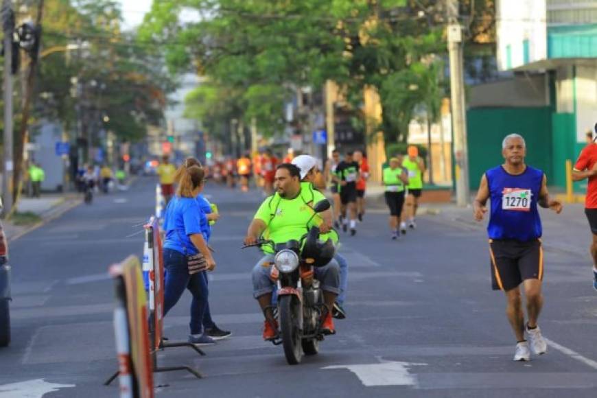 Personal de Diario LA PRENSA brindando apoyo a los corredores.