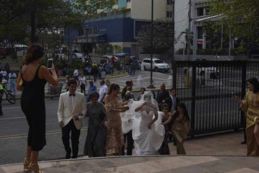 La novia, su familia y sus damas cruzaron caminando la Primera calle hasta llegar a la catedral San Pedro Apóstol.