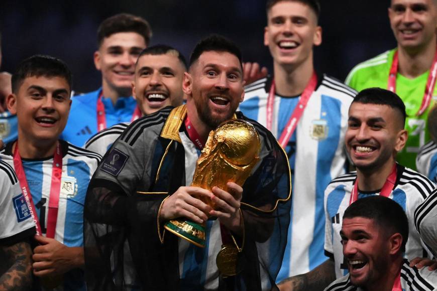 ¿Quién fabricó la capa que utilizó Messi para alzar la Copa?