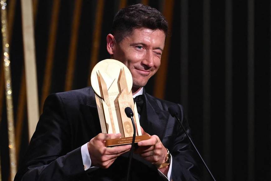 Robert Lewandowski, uno de los aspirantes al Balón de Oro de este año, que se acabó llevando Karim Benzema, tuvo como consuelo el Trofeo Gerd Müller al mejor goleador de la temporada 2021/22.