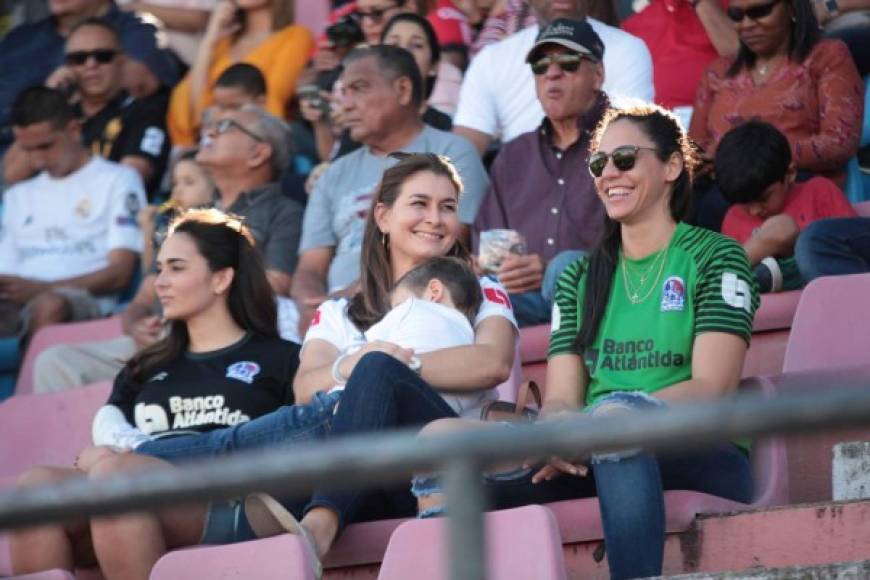 Hermosas chicas adornaron la jornada dominical. Estas bellezas en las gradas del estadio Ceibeño.