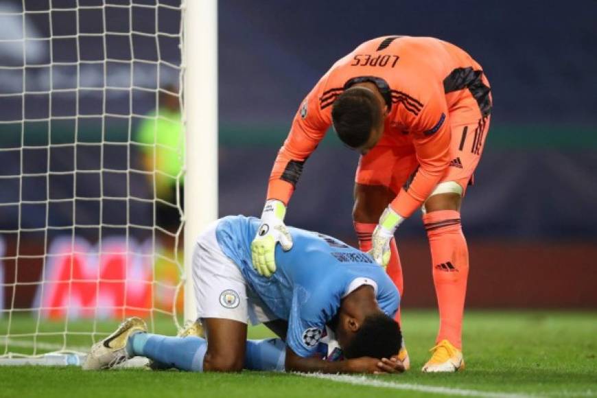 Sterling se quedó tirado en el suelo lamentándose por su fallo y el portero del Lyon, Anthony Lopes, lo consuela.