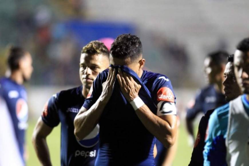 La tristeza de los jugadores del Motagua al final del partido tras perder contra el Platense.