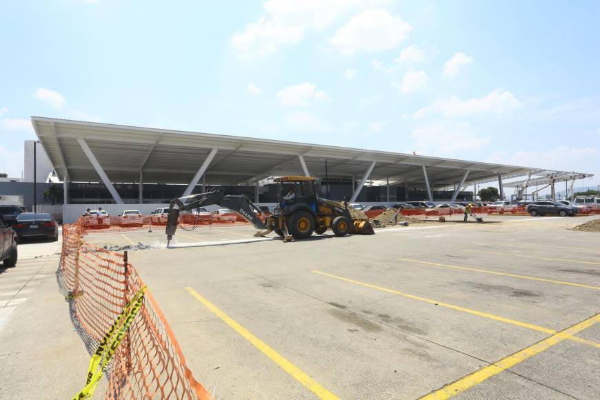 La maquinaria sigue trabajando en el área del estacionamiento.