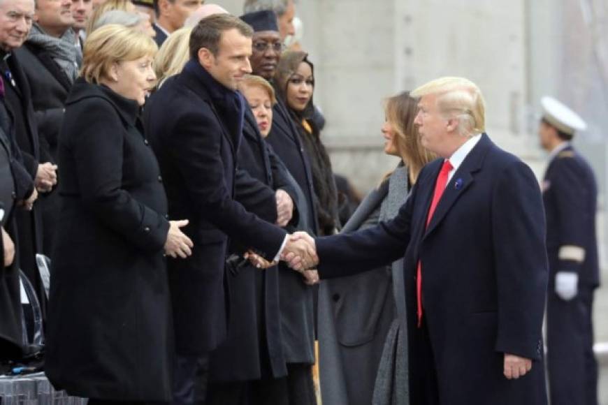 Trump y Macron, enfrascados en una disputa por el Ejército Europeo, se saludaron fríamente al inicio de la ceremonia.
