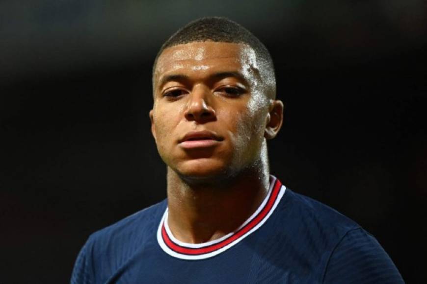Paris Saint-Germain's French forward Kylian Mbappe reacts during the French L1 football match between Stade Brestois and Paris Saint-Germain at Francis-Le Ble Stadium in Brest on August 20, 2021. (Photo by LOIC VENANCE / AFP)