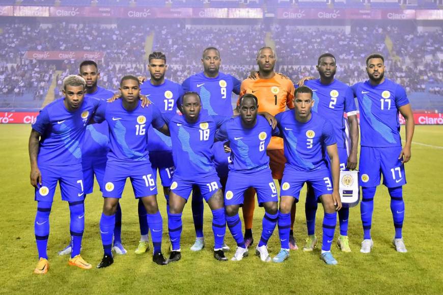 El 11 titular de Curazao posando previo al partido contra Honduras en el Olímpico.