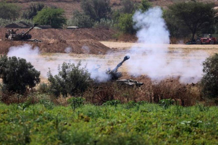 Ante estos disparos de artillería de los tanques israelíes concentrados a lo largo de la frontera con el enclave, en torno a 10.000 habitantes del territorio han abandonado sus casas y se han refugiado en los edificios de la ONU
