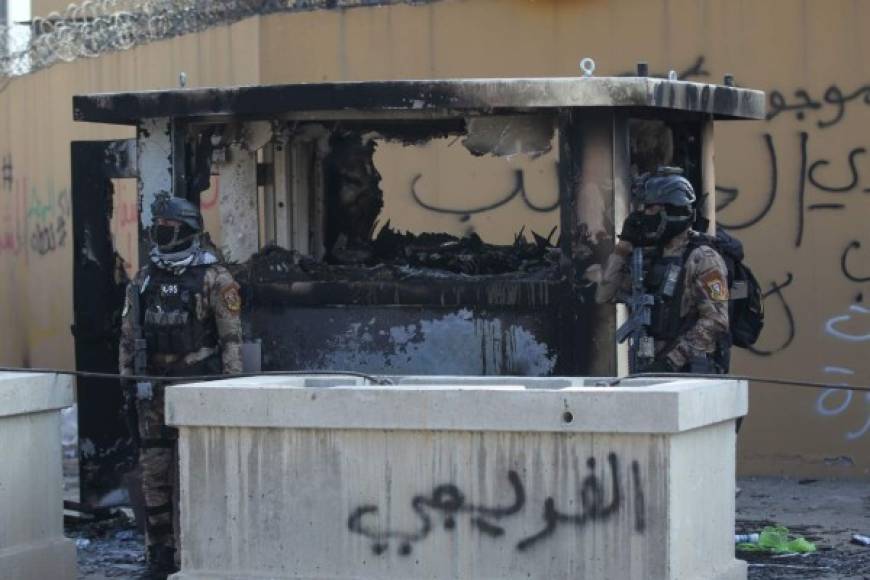 Un gran número de miembros de las fuerzas de seguridad iraquíes encargadas de proteger la Zona Verde, donde se ubican embajadas y edificios gubernamentales, permanecen desplegadas alrededor de la Embajada estadounidense.