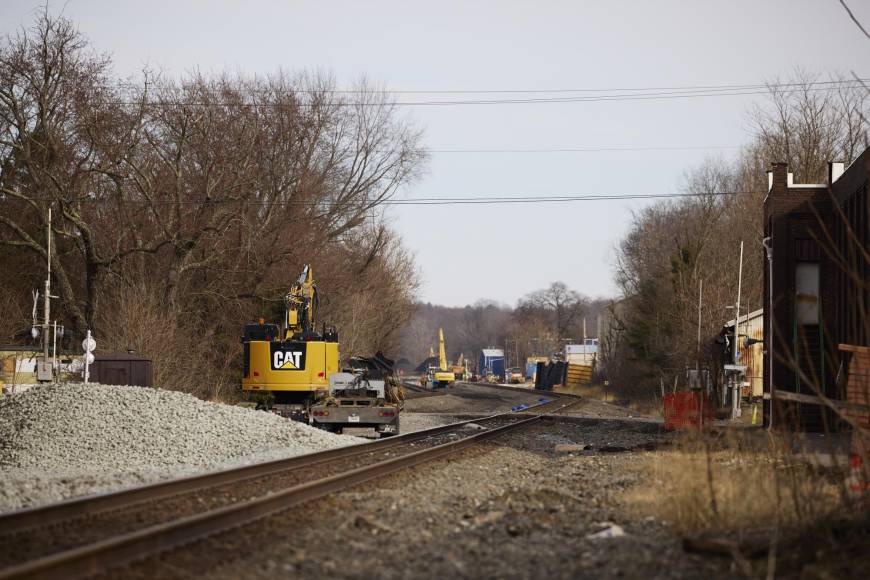 Miles de residentes en East Palestine, una localidad en la frontera de Ohio y Pensilvania en el norte de Estados Unidos, donde se descarriló el <b>tren</b> de carga que transportaba un producto químico potencialmente tóxico aún no habían podido regresar a sus hogares.