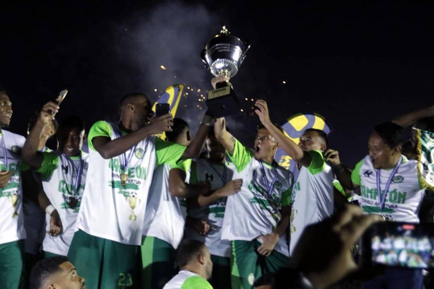 Así celebraron los jugadores del Juticalpa FC con el trofeo de campeones del Torneo Apertura 2022 de la Liga de Ascenso.