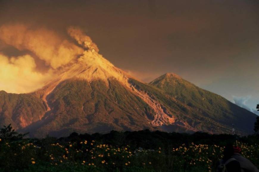 La incandescencia desde el cráter se mantiene entre los 800 y 1.000 metros de altitud y el flujo de lava hacia la barranca Ceniza llega a los tres kilómetros.