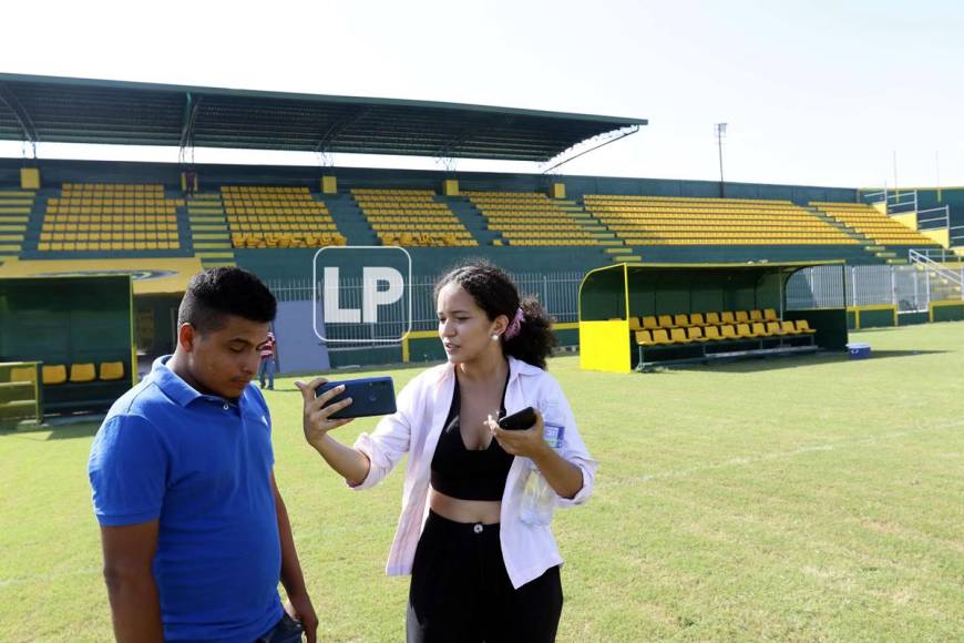 Ángel Ramos, gerente de campo del Parrillas One, brindó algunos detalles del estadio a la periodista de Grupo OPSA, Emma Ramos.