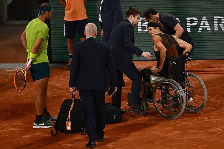 Alexander Zverev se retiró de la pista en silla de ruedas, ante la mirada atenta de Rafa Nadal.