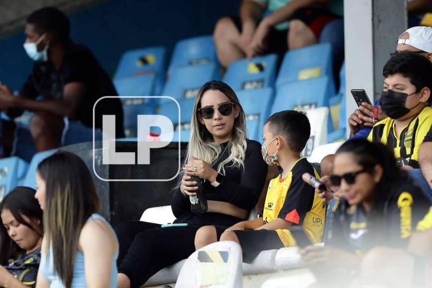 Otra guapa joven que cautivó en el partido del Real España.