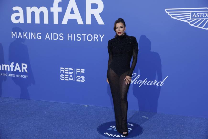  Eva Longoria luce estilizada con este traje body y transparencia negra.