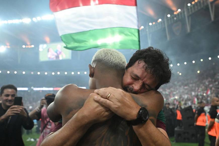 La emoción de Fernando Diniz al abrazar a Kennedy, el autor del gol que les dio la Copa Libertadores.