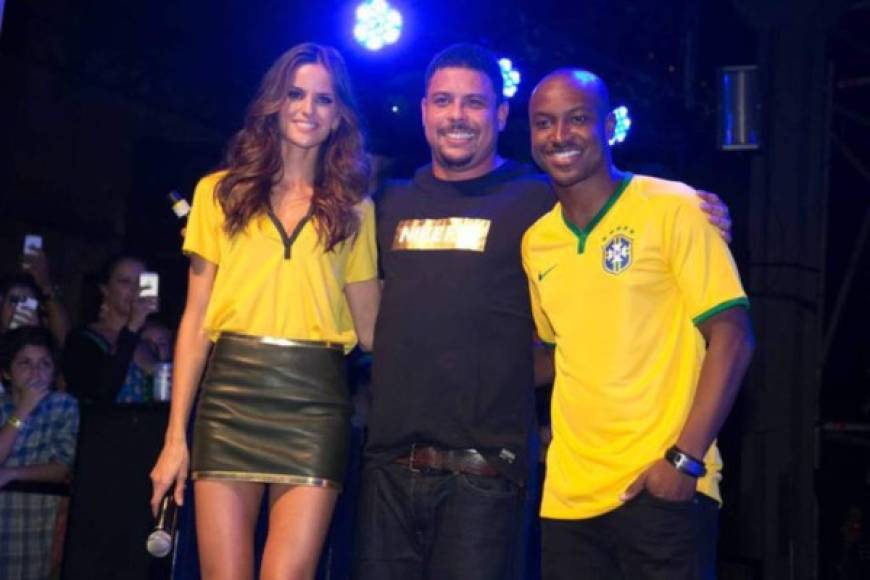 La chica es amiga de varios jugadores brasileños. Aquí con Ronaldo Nazario.