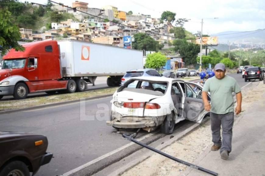 El fuerte impacto destrozó el taxi.