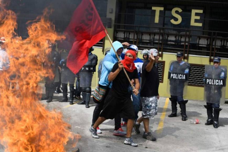 Los simpatizantes de la Alianza exigen al TSE la divulgación inmediata de los resultados oficiales de las elecciones en Honduras.