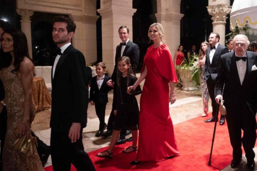 La hija favorita y asesora presidencial de Trump, Ivanka, asistió a la cena acompañada de su esposo, el magnate Jared Kushner y sus hijos Arabella Rose Kushner y Joseph Frederick Kushner.