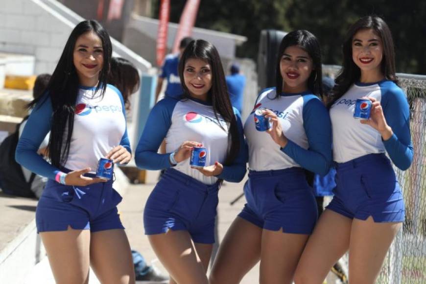 Hermosas chicas hondureñas presentes en la visita de Ronaldinho en Tegucigalpa.