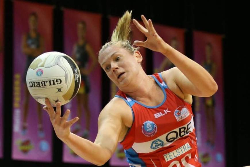 NETBALL. Concentrada. Caitlin Thwaites se prepara para un pase largo en un partido en Nueva Zelanda. El netball es un deporte femenino parecido al baloncesto.
