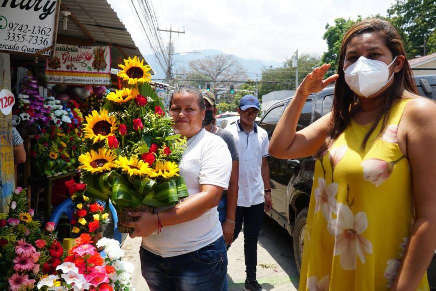 Sampedranos abarrotan floristerías para celebrarle a Mamá este domingo 8 de mayo