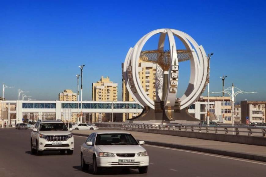 Asjabad​ es la capital de Turkmenistán y la principal ciudad de ese país. Se encuentra situada en un oasis en el desierto de Karakum, junto a los montes Kopet Dag, cerca de la frontera con Irán.<br/><br/>Ashgabat, es considerada como la surrealista e insólita capital de Turkmenistán en Asia, es como juntar: Las Vegas y Dubaí.<br/>
