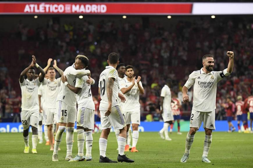 Los jugadores del Real Madrid celebraron con su afición que entró al estadio Cívitas Metropolitano.