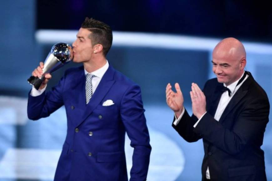 Cristiano Ronaldo, delantero del Real Madrid, ha sido galardonado hoy con el Premio 'The Best' como mejor jugador del mundo en 2016, galardón que añade al Balón de Oro que le entregó en diciembre la publicación 'France Football'.