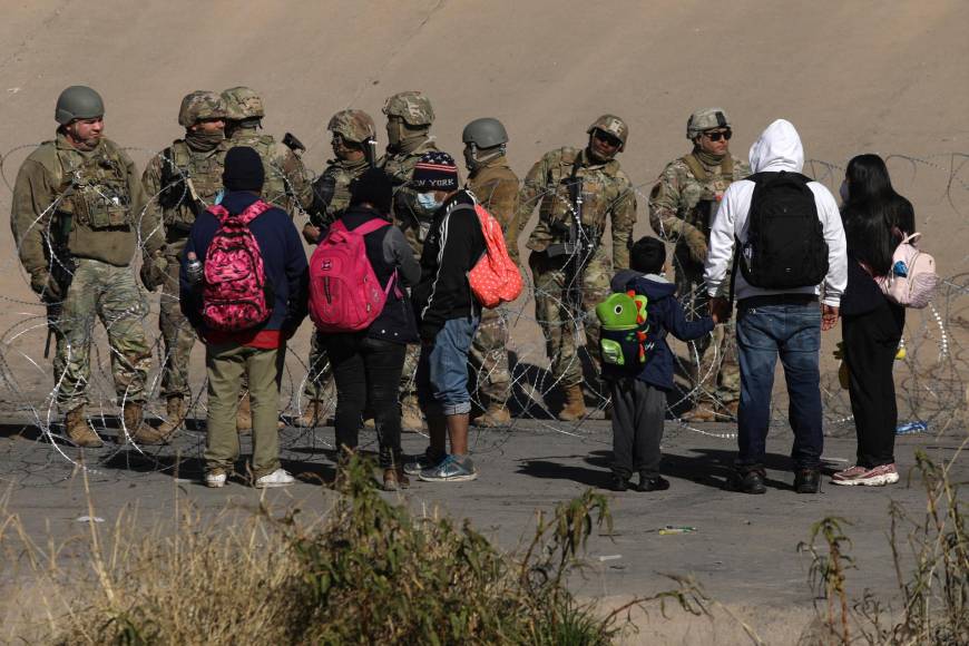 Uno de los migrantes presentes en el lugar, el venezolano Luis Fernando Espinoza, declaró a EFE que “es algo racista lo que hace el Gobierno de Estados Unidos de militarizar la frontera. Uno quiere cruzar, cumplir su sueño de darle un mejor futuro a su familia”.