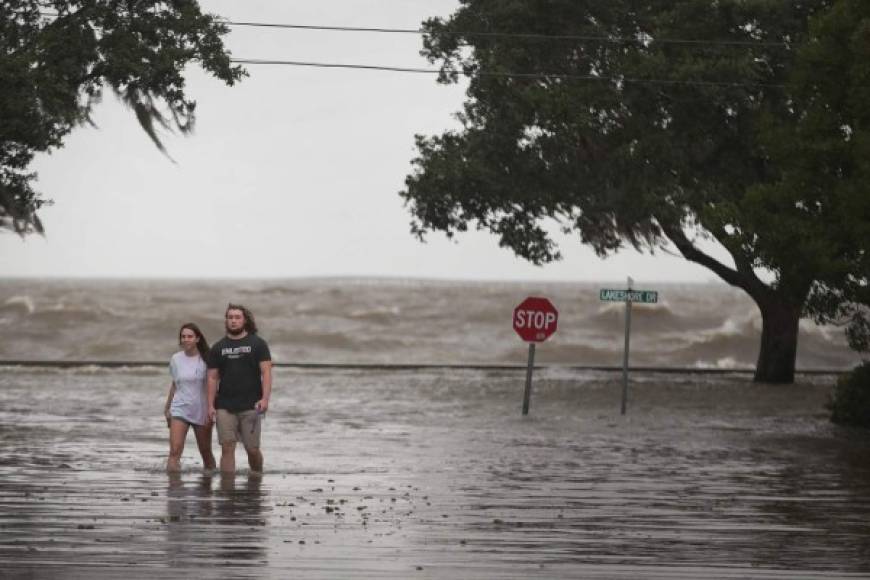 Las autoridades vigilan de cerca varios ríos y canales que están prácticamente al límite de su capacidad por las torrenciales lluvias e inundaciones río arriba.