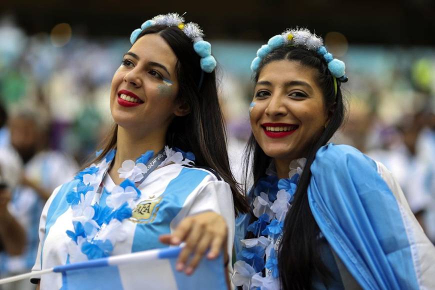 Bellas argentinas adornaron las gradas del estadio Lusail en el debut de la Albiceleste.