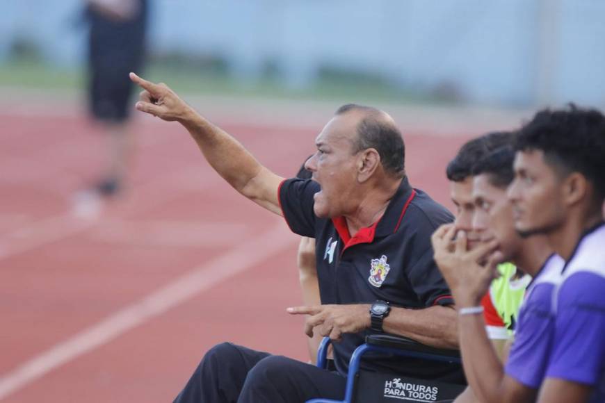 El entrenador hondureño no dejó de dar indicaciones a sus jugadores y se le vio exaltado.