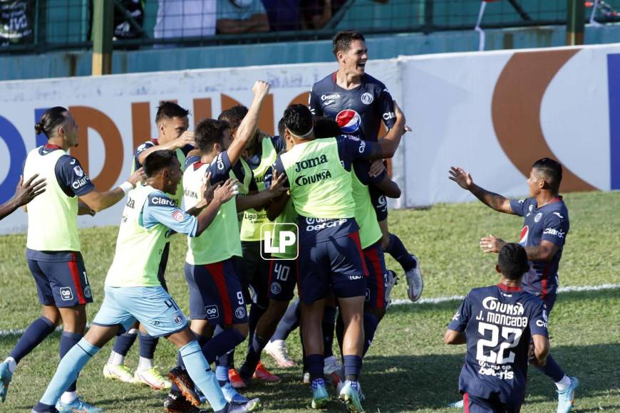 Los jugadores del Motagua festejan el gol de Roberto Moreira.