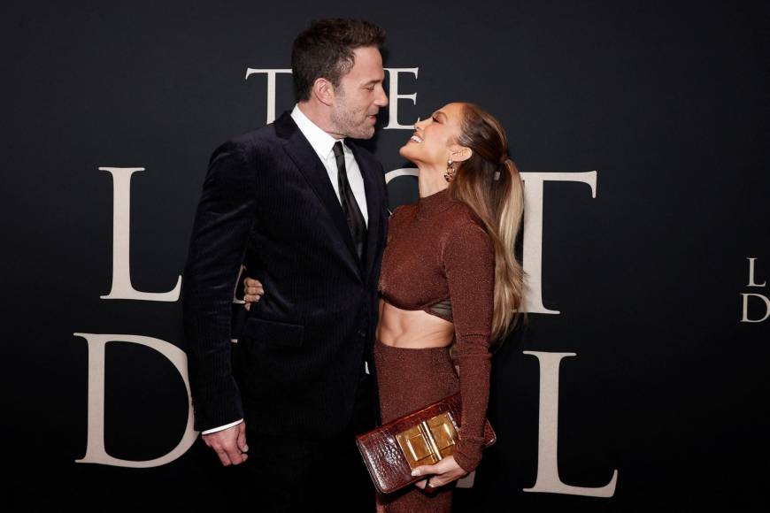 Bennifer vuelve a dar de qué hablar... La cantante Jennifer López acompañó anoche a su novio Ben Affleck a la premier del filme “The Last Duel”.
