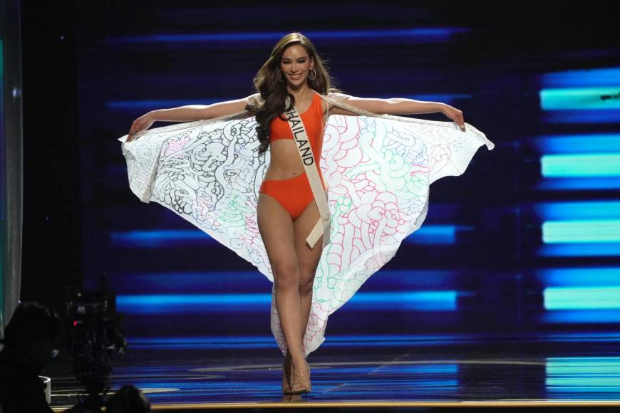Miss Thailand, Anna Sueangam-Iam desfila en la competencia de traje de baño. 
