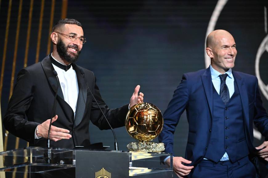 La alegría de Karim Benzema tras ganar su primer Balón de Oro de su carrera deportiva. 