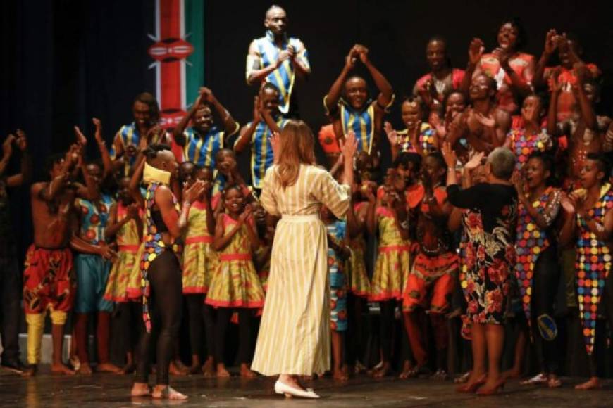 Melania también acudió a una actuación de bailarines de Sarakasi en el Teatro Nacional de Kenia, en la que estuvo presente la primera dama del país, Margaret Kenyatta.