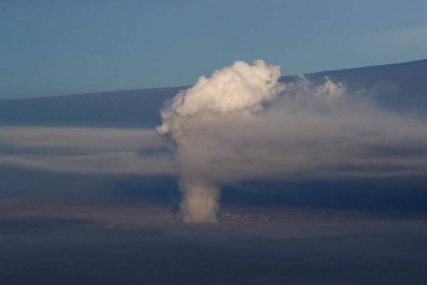 La explosión llega dos días después de que otra masiva nube cenizas emanara de este volcán, que es el más activo del mundo y uno de los cinco en la isla.