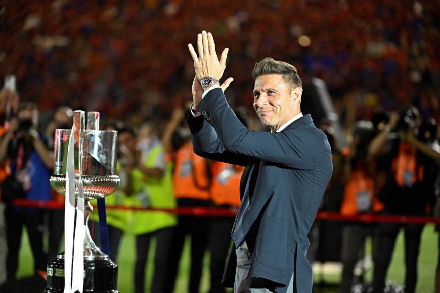 Joaquín se ha llevado el aplauso unánime en el estadio La Cartuja cuando ha depositado la Copa antes del comienzo del encuentro.