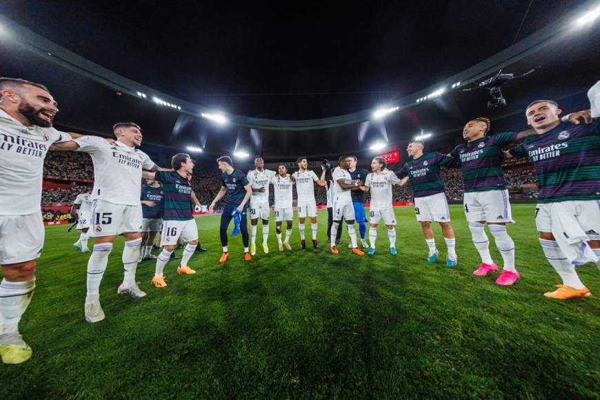 El festejo de los jugadores del Real Madrid tras el pitazo final.