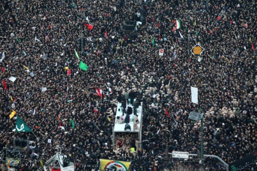 Una marea humana invadió las calles de Ahvaz este domingo en el primero de los tres días de homenaje nacional al general iraní Qasem Soleimani, quien murió el viernes en un ataque estadounidense en Irak.